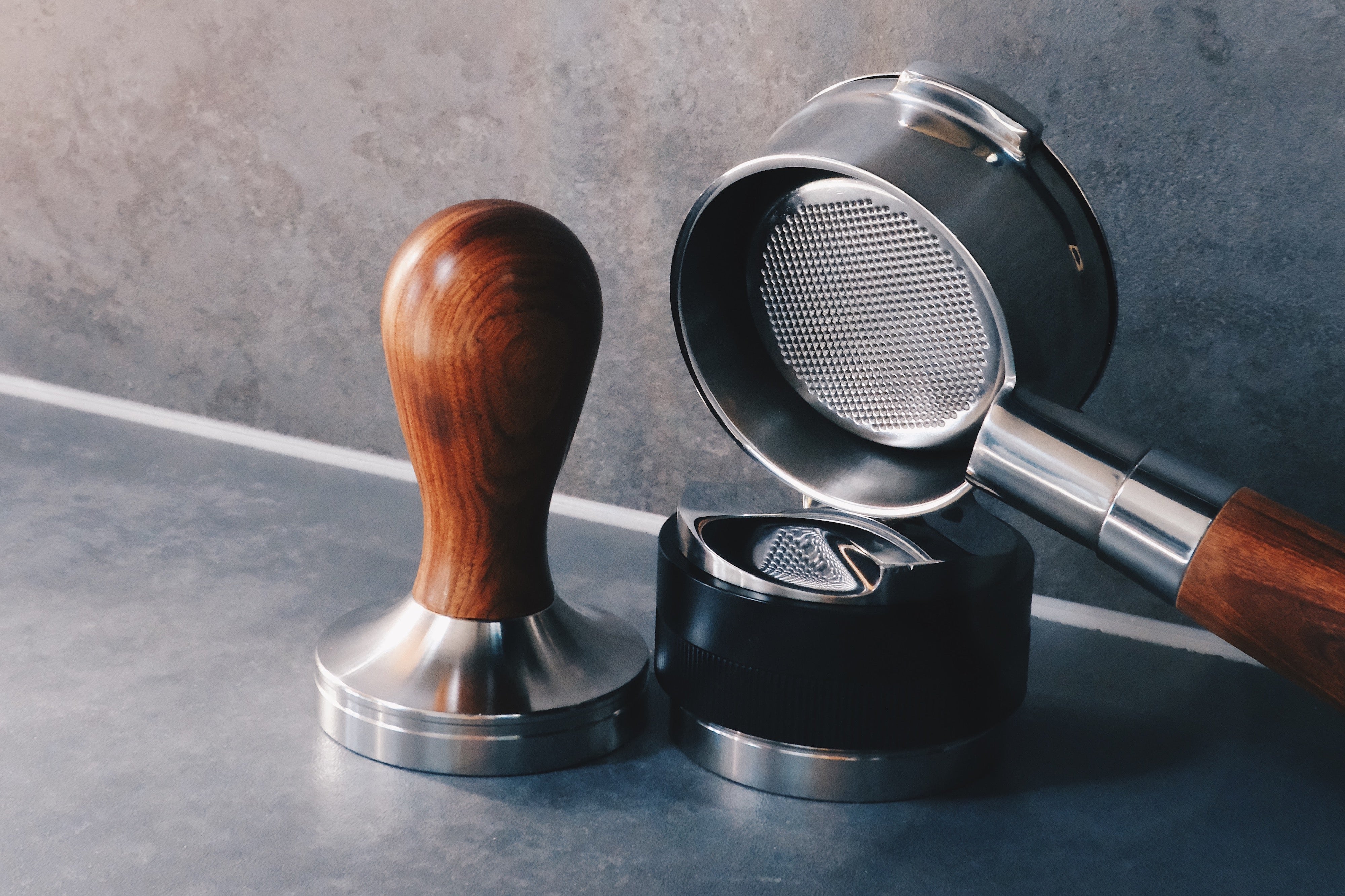 Coffee distribution tool levelling grounds in an espresso portafilter