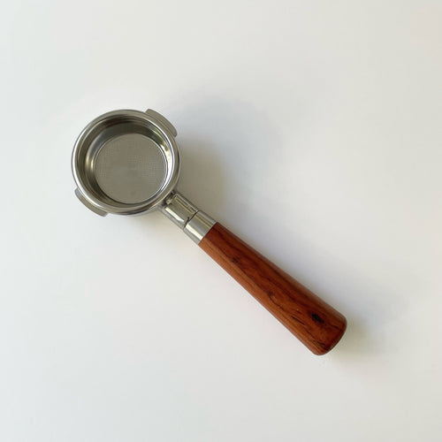 A 58mm bottomless portafilter with a premium wooden handle and rust-resistant premium 304 stainless steel basket.