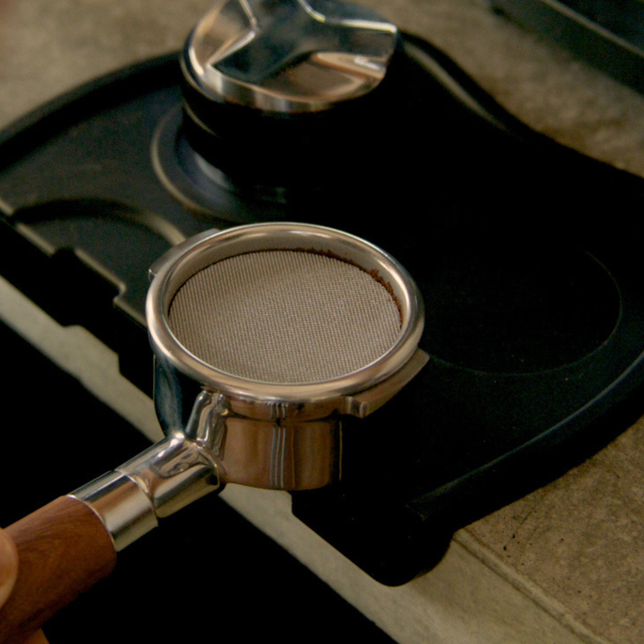 Delonghi La Specialista 51mm - Bottomless Portafilter - Almond Solid Wood