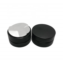 画像をギャラリービューアに読み込む, Barista levelling a puck with 58mm distributor before tamping
